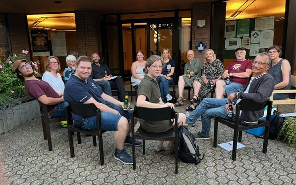 Nach dem Plenum Stuhlkreis mit kühlen Getränken und Feedback vor der Kirche. Foto: Ursula Pitz-Schamel